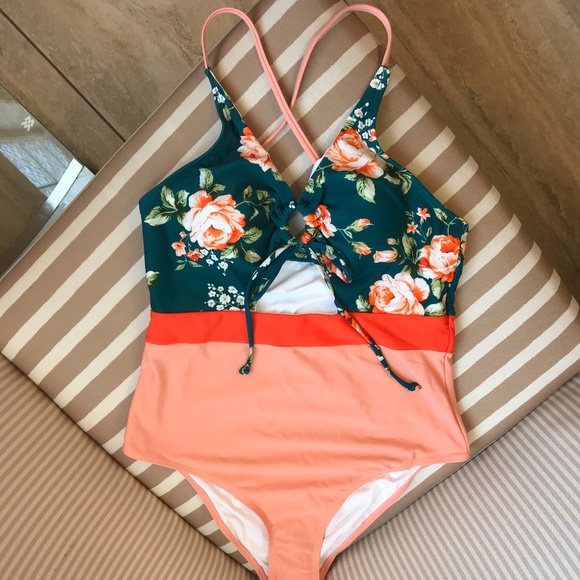 One piece cut out swimsuit - Picture 1 of 2